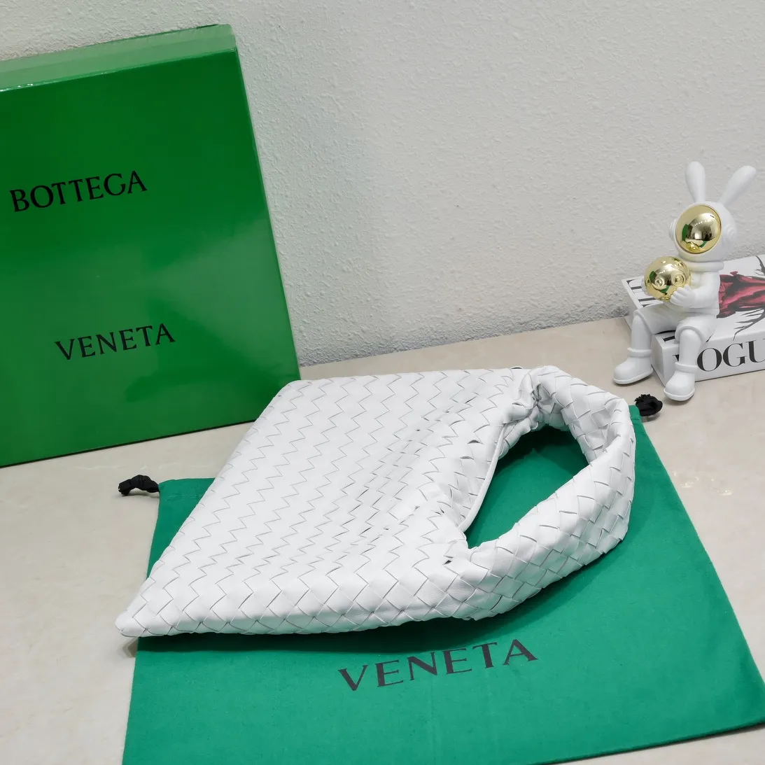 Batch 1860 #Bv new small HOP bag, the bag body and handles are made of a whole piece of woven leather. The bag body is soft and lazy. Hop symbolizes the praise of innovation and eternal craftsmanship [love]. The pyramid silhouette combines practicality and fashion. It is modern and casual. The double-sided closure design of the bag mouth is more convenient and safe! The cowhide texture also makes the bag more wear-resistant and durable. A must-have for fashionable ladies who like minimalism yet comfortable and casual! Size: 41x20.5x7.5, Model: 3966#